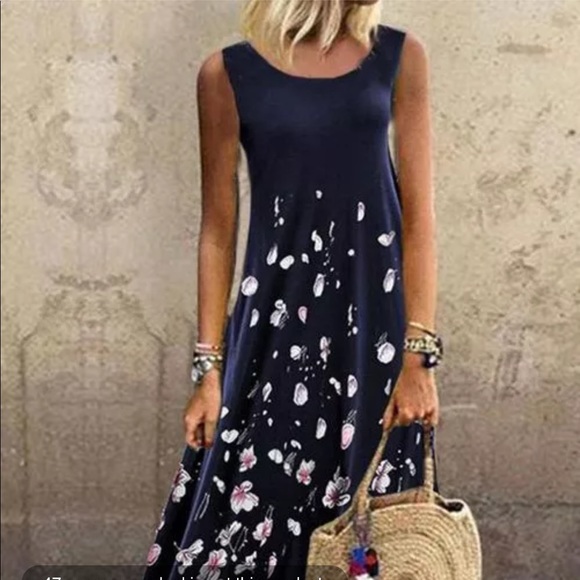 ☄️Any 2 for $10 ☄️
B7 Casual Florals Tunic Round Neck A-line Dress. - Picture 3 of 9